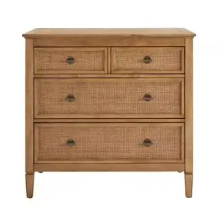 Marsden Patina Wood Finish kommode mod en hvid baggrund.