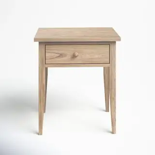 Bronwyn Nighstand mod en hvid baggrund.
