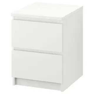 Malm 2-skuffe natbord mod hvid baggrund.