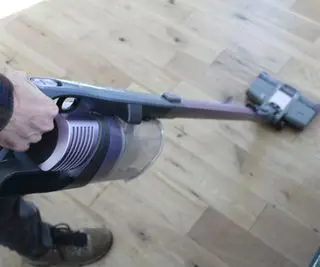 Testando o aspirador de pó sem fio Shark Pet no carpete
