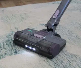 Testando o modo portátil do aspirador Shark Pet Cordless Stick em escadas