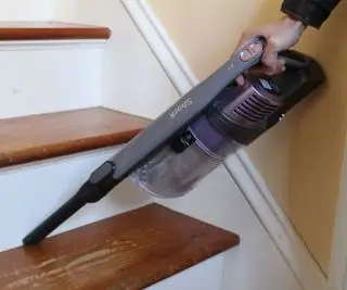 Esvaziar o aspirador de pó sem fio Shark Pet no lixo