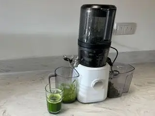 Testování pomerančového džusu v odšťavňovači Nama J2 Juicer