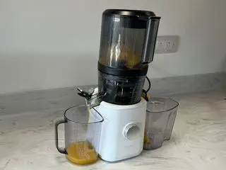připraven k testování mraženého smoothie v odšťavňovači Nama J2 Juicer