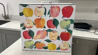 Barevná krabička odšťavňovače Nama J2 Juicer
