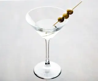 Kieliszek do martini z oliwkami