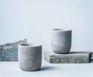 시멘트 블록에 양초 두 개
