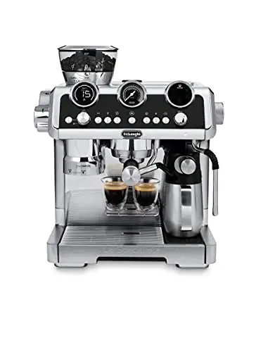Un macinacaffè automatico che macina il caffè in un portafiltro