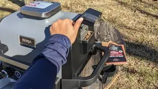 dehydriertes Trockenfleisch vom Rind in einem Ninja Woodfire Outdoor Grill