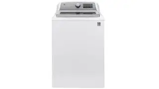 Une machine à laver GE blanche sur fond blanc