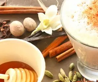 En latte med honning, kardemomme, vanilje, kanel og muskat rundt