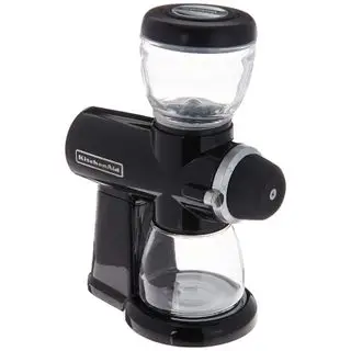 En svart KitchenAid-gradkvern på hvit bakgrunn