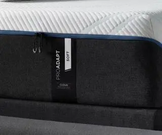 Le bord d'un matelas Tempur-Pedic.