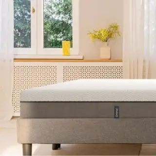 Il materasso Emma Original su un letto.