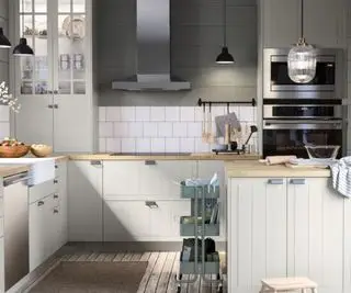 Armários de cozinha modernos em uma cozinha pequena e iluminada