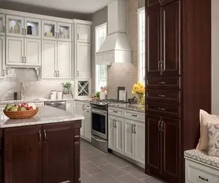 Armários de cozinha ornamentados pintados de branco em uma cozinha tradicional