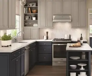 Armários de cozinha clássicos contrastantes em uma pequena cozinha