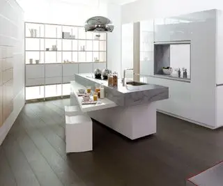 Armários de cozinha brancos embutidos em cozinha de estilo contemporâneo