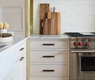 Um close de armários de cozinha pintados clássicos