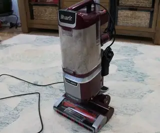 Shark Rotator Pet Lift-Away 직립형 진공 청소기로 카펫 청소하기