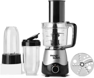 Magic Bullet Kitchen Express עם אביזרים על רקע לבן