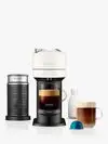 Uma cafeteira Keurig K Mini enchendo uma caneca amarela da marca Keurig com café preto