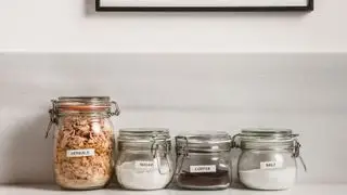 vasi da forno contenenti caffè e zucchero