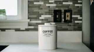 Un barattolo di caffè sul piano di lavoro