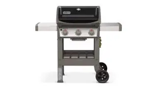 En Weber Spirit II E-310 grill mod en hvid baggrund