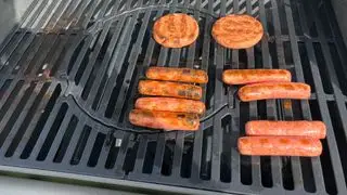 Test af burgere og pølser på Weber Spirit II E-310