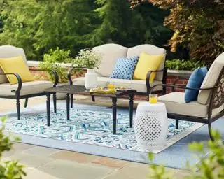 Beste Outdoor-Möbel von Home Depot, Gesprächsset mit gelben und blauen Bildern