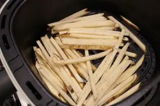 完成したフライドポテトを備えた美しい 6 クォートのデジタル エアフライヤー
