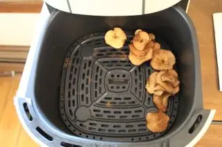 冷めるのを待つ乾燥したリンゴのスライス