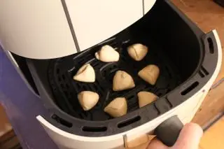 美しいエアフライヤーで完成したドーナツの穴
