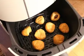 バスケットにフライドポテトが入った美しい 6 クォートのデジタル エアフライヤー