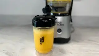 Jugo de naranja en el Mini Exprimidor Magic Bullet