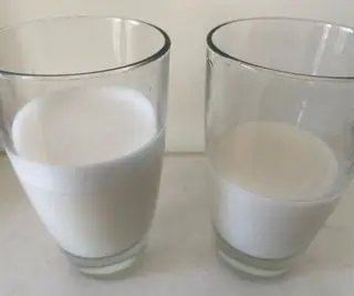 Nespresso Aeroccino mléko vedle instantního mléka