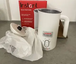 Instantní napěňovač mléka na pracovní desce
