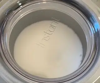 Instantní napěňovač mléka s horkým mlékem