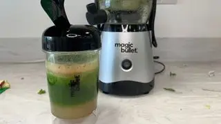 Zbytky jablka, špenátu a kapusty z testu zelené šťávy v Magic Bullet Mini