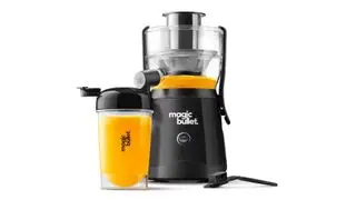 Mini odšťavňovač Magic Bullet na bílém pozadí