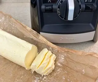 חומוס עשוי בבלנדר Vitamix A2300 Ascent Series