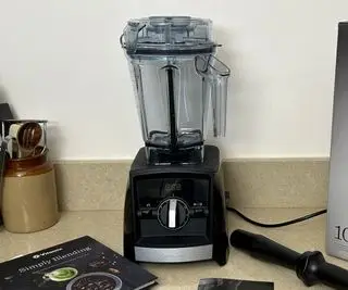 חלב, פירות יער, תרד ואבקת חלבון בבלנדר Vitamix Ascent Series A2300
