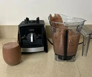מרק שעועית שחורה עשוי בבלנדר Vitamix Ascent Series A2300