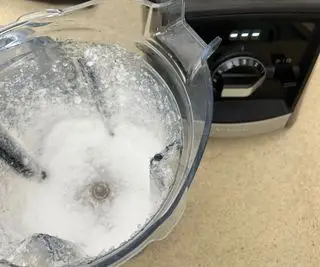 חמאה מיוצרת בבלנדר Vitamix Ascent Series A2300