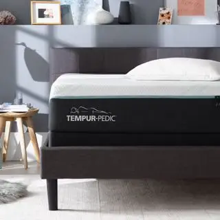 Materasso ibrido Tempur-Pedic ProAdapt a media rigidità in una camera da letto contemporanea