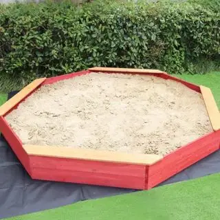 ארגז חול של יושבי קריטר על דשא.