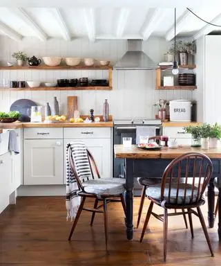 cucina bianca con tavolo grigio