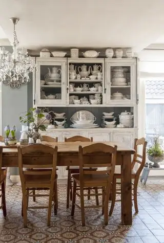 sala da pranzo pustjens Paesi Bassi ristrutturazione casale Joyce Vloet/Cocofeatures.com