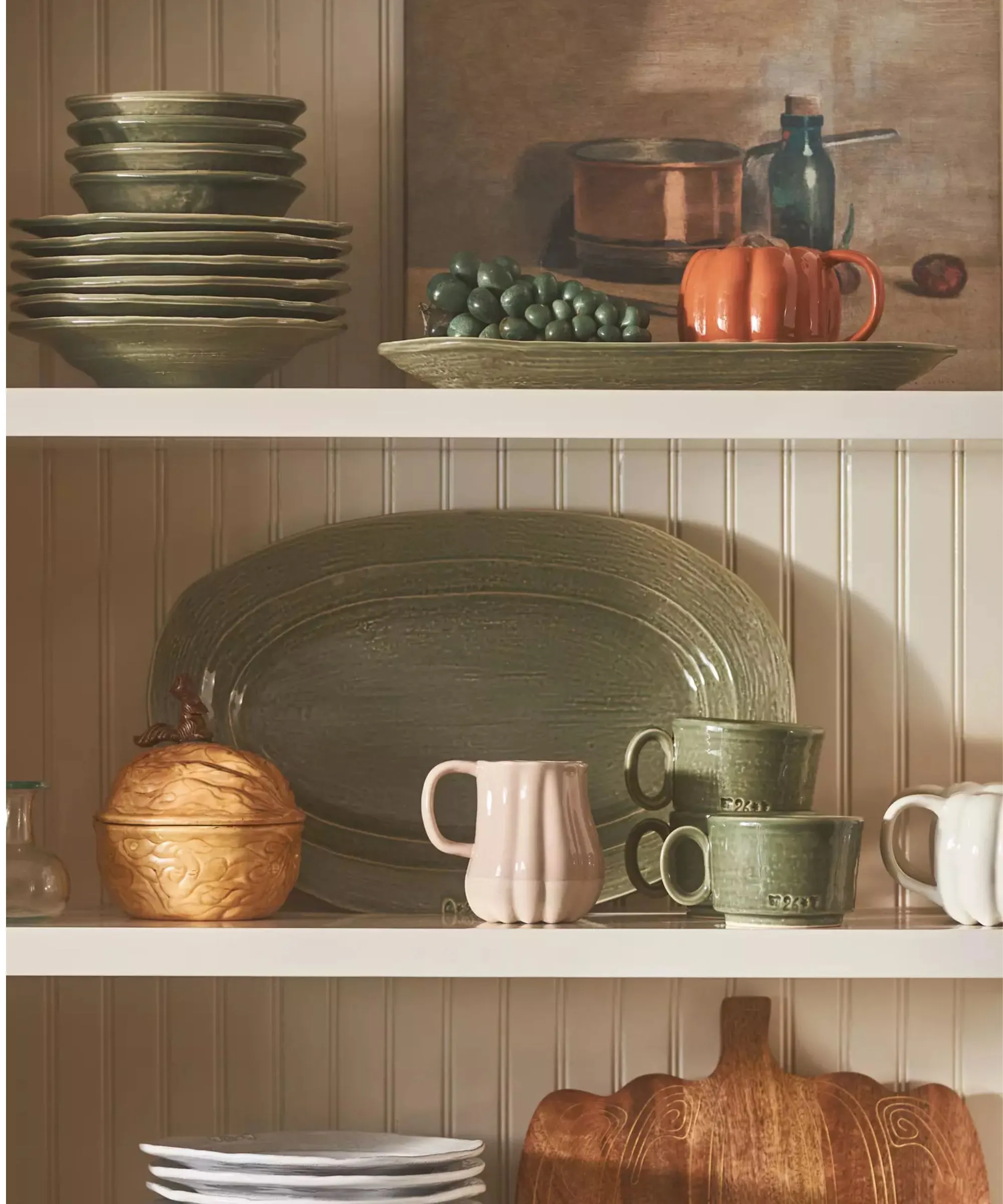 scaffali da cucina antropologici con tazze di zucca e assi di legno' loading='lazy' title=